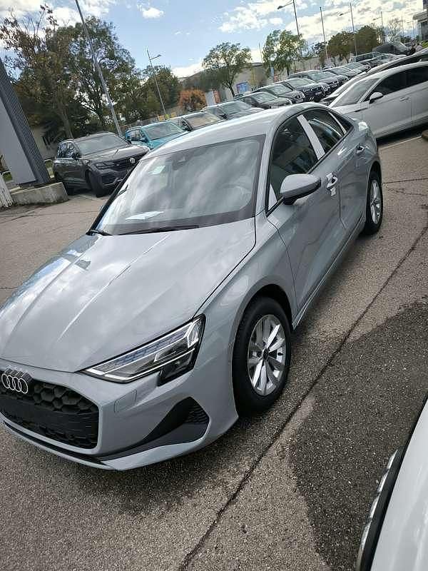 Gebraucht Audi A3 116 PS (85 kW) 2024 Grau Limousine
