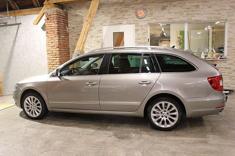Gebraucht Skoda Superb Elegance 170 PS (125 kW) 2013 Grau Kombi