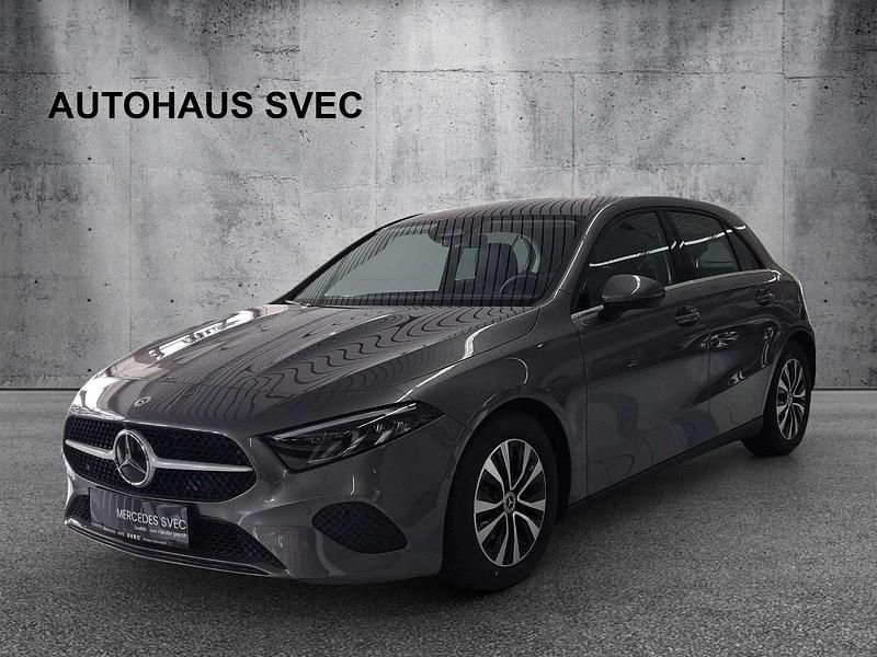 Grau Gebraucht 2023 Mercedes A180 Edition Limousine | € 38.690 - Bild 1/4