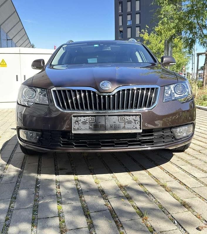 Braun Gebraucht 2013 Skoda Superb Kombi | € 9.700 (Fairer Preis) - Bild 1/4