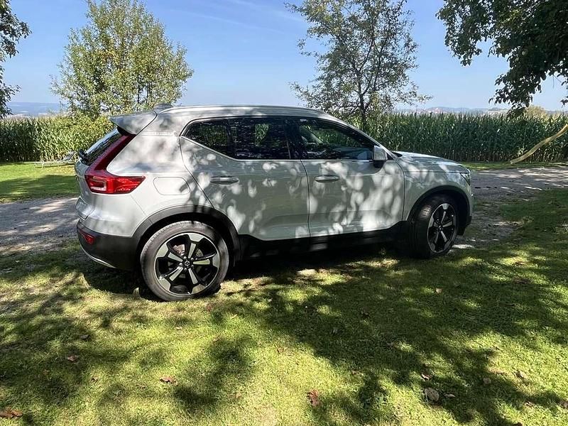 Grau Gebraucht 2021 Volvo XC40 Inscription SUV | € 26.750 (Teuer) - Bild 1/4