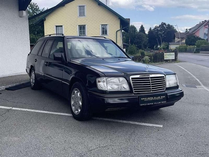 Gebraucht Mercedes E220 150 PS (110 kW) 1994 Schwarz Kombi