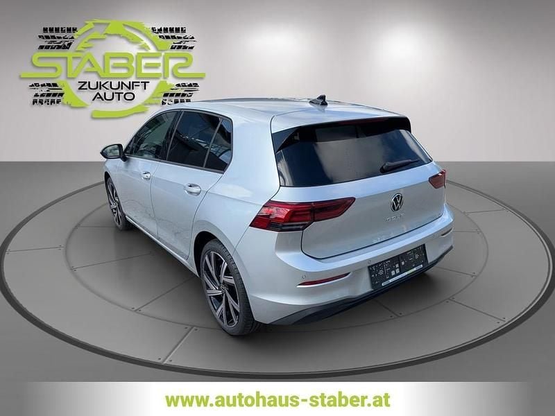 Gebraucht VW Golf VIII Life 110 PS (80 kW) 2024 Silber  metallic Limousine