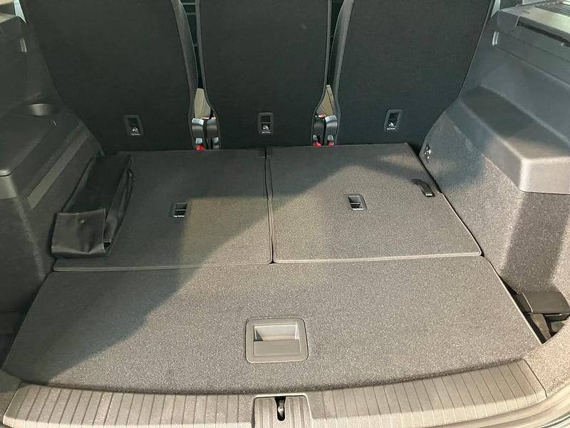 Neu VW Touran 150 PS (110 kW) 2026 Mittelgrau  metallic Van / Kleinbus