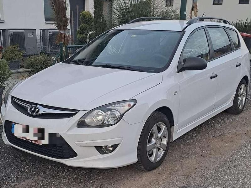 Weiß Gebraucht 2011 Hyundai i30 Kombi | € 2.999 (Fairer Preis) - Bild 1/4