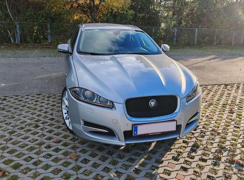 Silber Gebraucht 2013 Jaguar XF Sportbrake Premium Luxury Kombi | € 11.990 - Bild 1/4