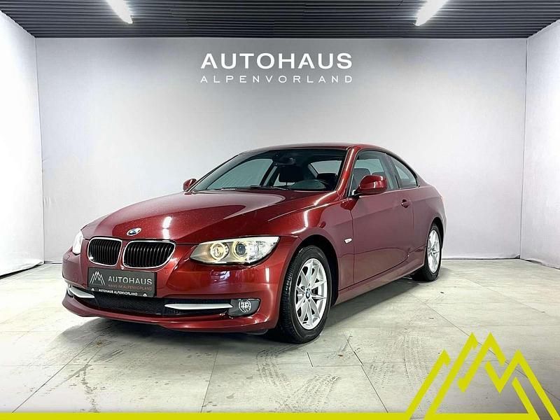 Rot Gebraucht 2012 BMW 318 Sport Line Coupé | € 14.990 - Bild 1/4
