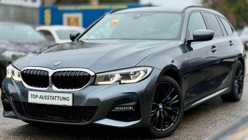 Grau Gebraucht 2021 BMW 330e M Sport Kombi | € 28.900 (Superpreis) - Bild 1/4