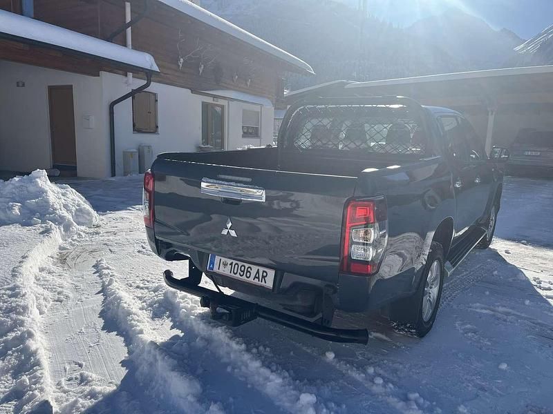 Gebraucht Mitsubishi L200 150 PS (110 kW) 2020 Grün Abholung