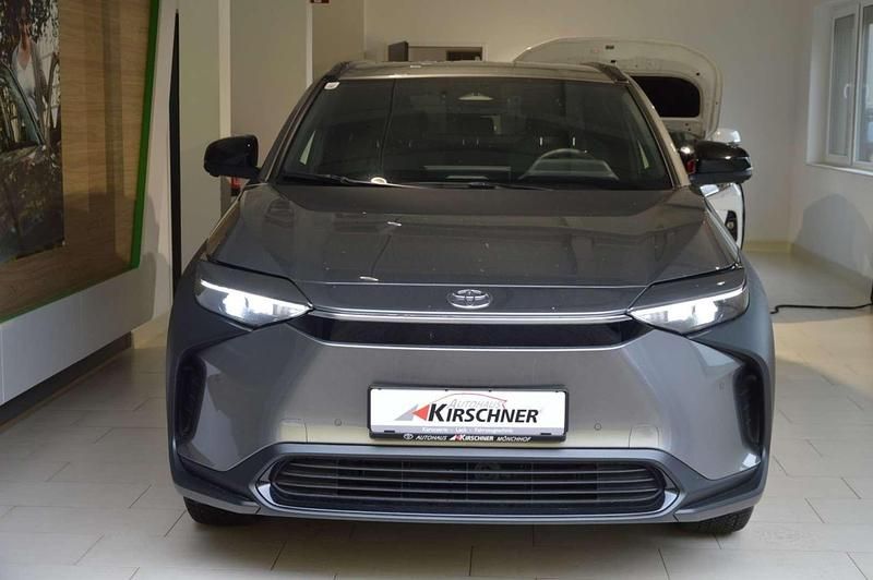 Gebraucht Toyota bZ4X 150 kW (204 PS) 2022 Silber  metallic SUV