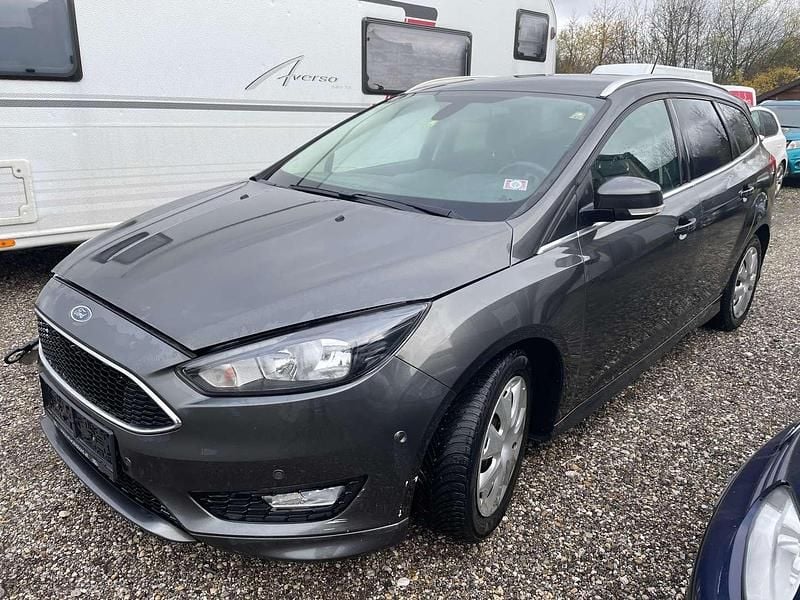 Grau Gebraucht 2017 Ford Focus Titanium Kombi | € 4.999 - Bild 1/4