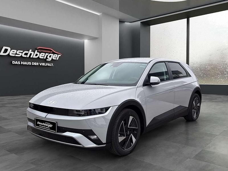 Grau Neu 2025 Hyundai Ioniq GO! Kleinwagen | € 42.084 - Bild 1/4