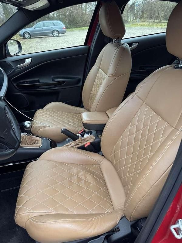 Gebraucht Alfa Romeo Giulietta Distinctive 140 PS (102 kW) 2013 Rot Limousine