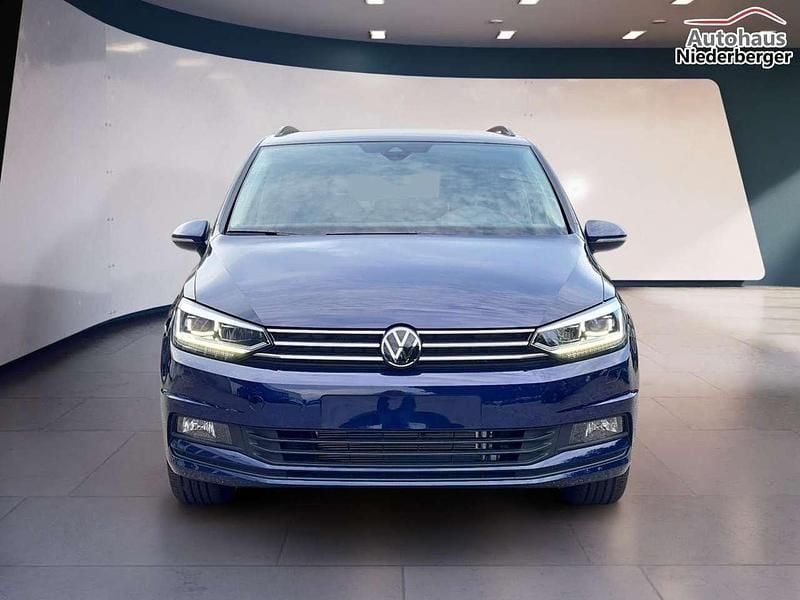 Neu VW Touran Comfortline 150 PS (110 kW) 2025 Blau Van / Kleinbus