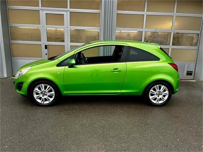 Gebraucht Opel Corsa Edition 69 PS (50 kW) 2012 Grün Kleinwagen