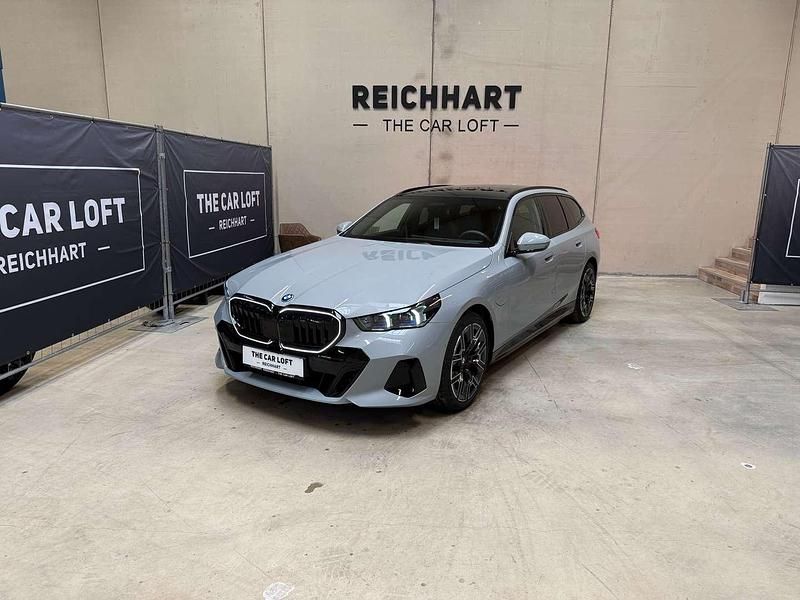 Gebraucht BMW 550e M Sport 489 PS (359 kW) 2025 Grau Kombi