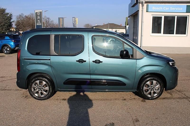 Neu Opel Combo 131 PS (96 kW) 2026 Blau Kombi