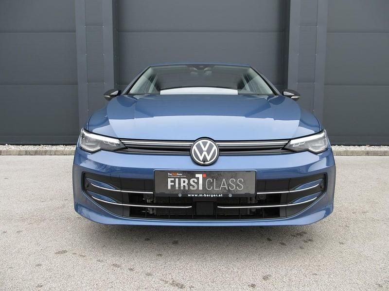 Gebraucht VW Golf VIII Life 150 PS (110 kW) 2024 Mittelblau  metallic