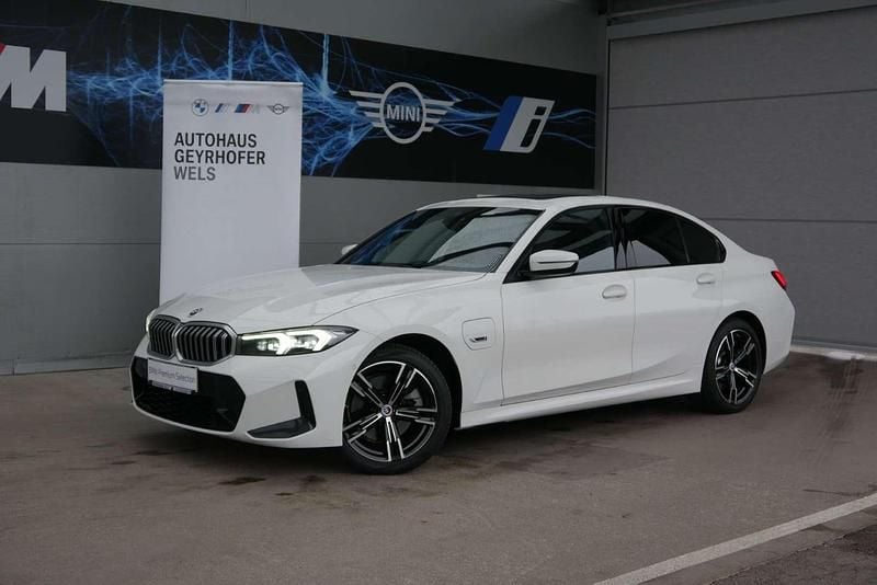 Alpinweiß Gebraucht 2022 BMW 330e Shadowline Limousine | € 39.980 (Teuer) - Bild 1/4