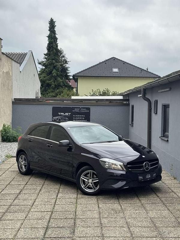 Violett Gebraucht 2014 Mercedes A180 Limousine | € 14.790 (Fairer Preis) - Bild 1/4