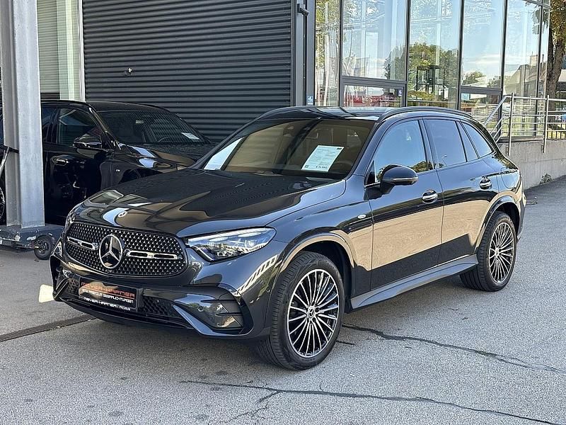 Graphitgrau Gebraucht 2025 Mercedes GLC300e AMG line | € 67.990 - Bild 1/4