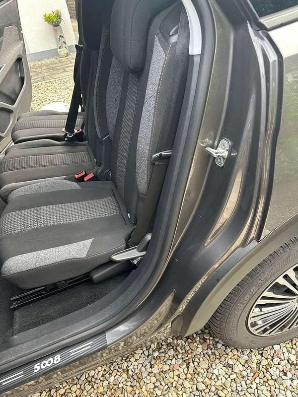 Grau Gebraucht 2017 Peugeot 5008 S Van / Kleinbus | € 14.999 (Fairer Preis) - Bild 1/4