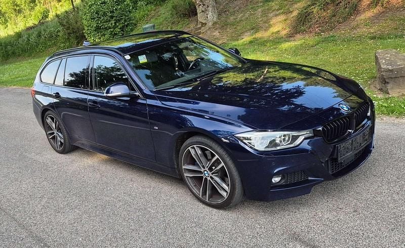 Blau Gebraucht 2018 BMW 320 M Sport Kombi | € 17.500 (Superpreis) - Bild 1/4