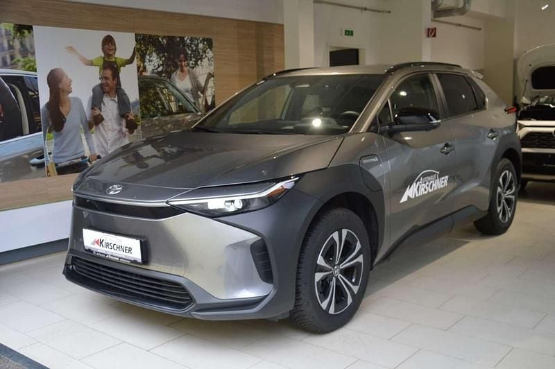 Gebraucht Toyota bZ4X 150 kW (204 PS) 2022 Silber  metallic SUV