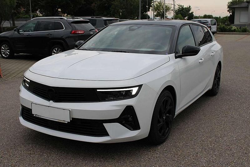 Weiß Gebraucht 2025 Opel Astra Kombi | € 29.900 (Etwas zu teuer) - Bild 1/4