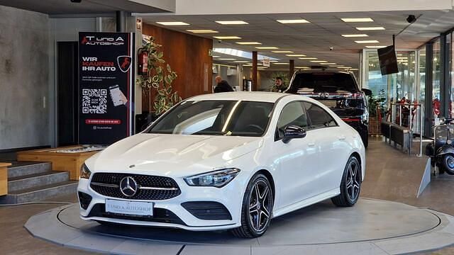 Weiß Gebraucht 2019 Mercedes CLA180 AMG Limousine | € 31.860 (Teuer) - Bild 1/4