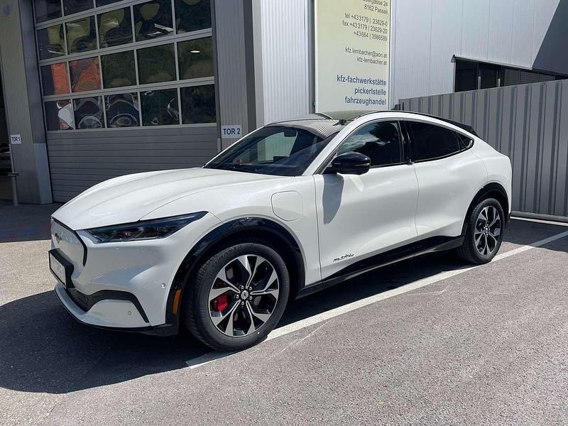 Weiß Gebraucht 2023 Ford Mustang Mach-E Extended Range SUV | € 39.990 (Teuer) - Bild 1/4