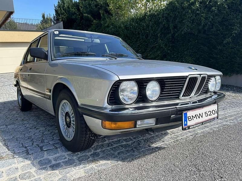 Gebraucht BMW 520 125 PS (91 kW) 1982 Silber Limousine