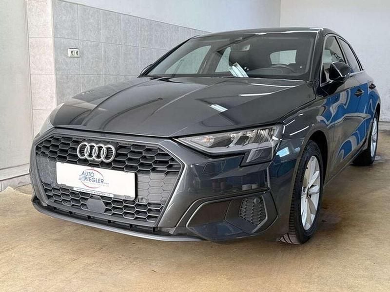 Grau Gebraucht 2021 Audi A3 Basis Limousine | € 22.900 (Etwas zu teuer) - Bild 1/4
