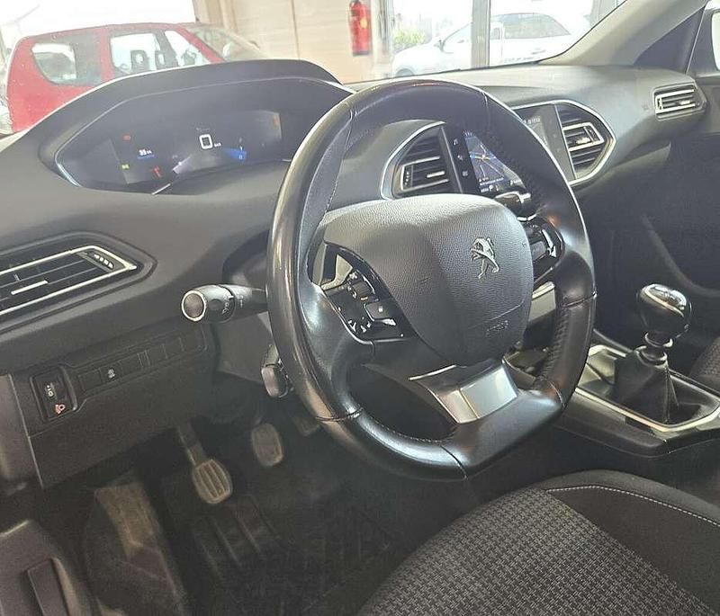 Gebraucht Peugeot 308 SW Active 131 PS (96 kW) 2021 Grau Kombi