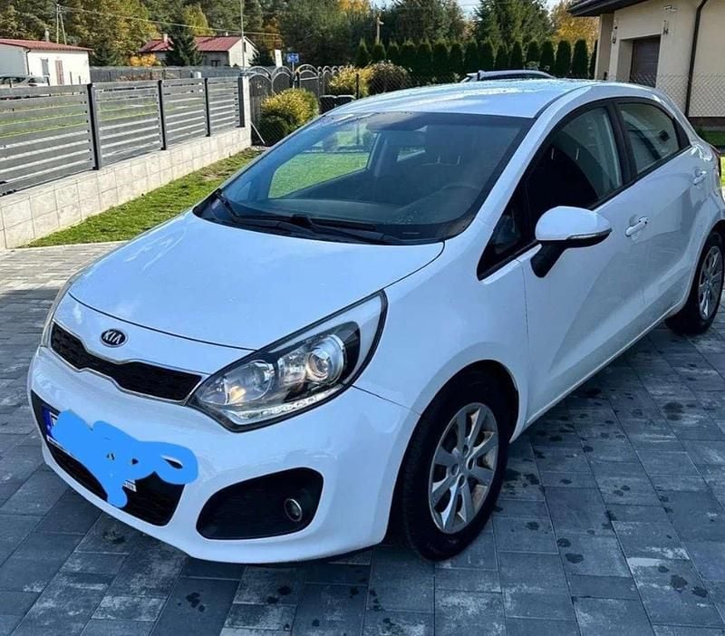 Weiß Gebraucht 2013 Kia Rio Limousine | € 3.990 (Fairer Preis) - Bild 1/1