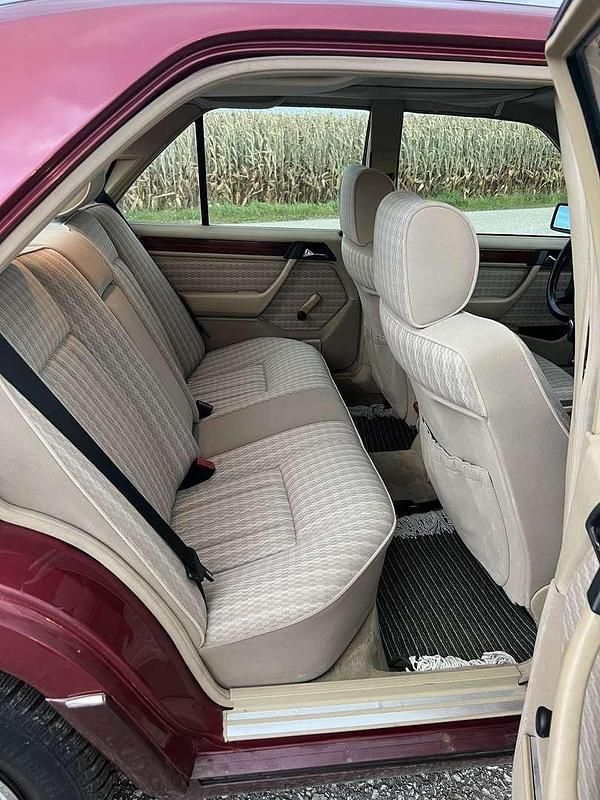 Gebraucht Mercedes E220 150 PS (110 kW) 1993 Rot Limousine