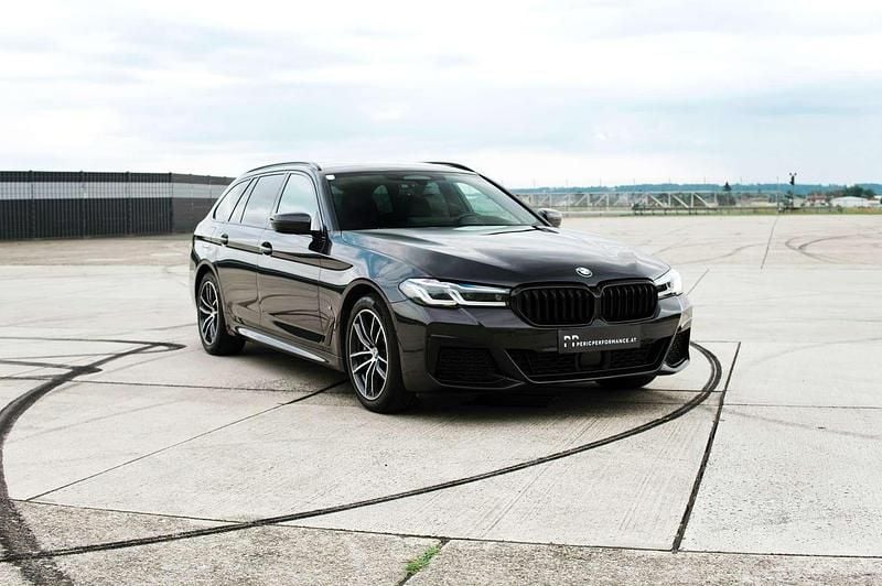 Grau Gebraucht 2021 BMW 530e M Sport Kombi | € 35.790 (Guter Preis) - Bild 1/4