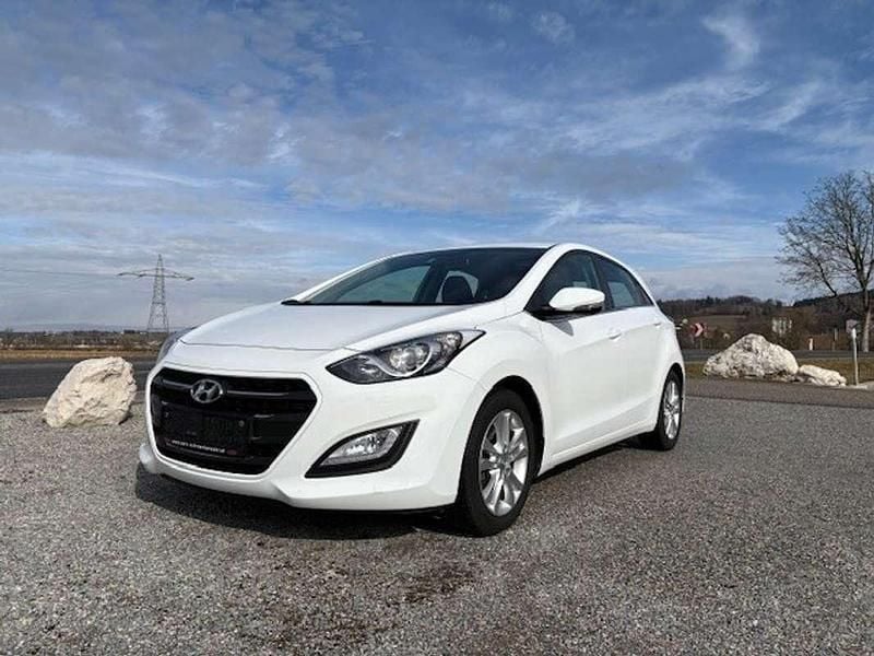 Gebraucht Hyundai i30 Comfort 90 PS (66 kW) 2016 Weiß Limousine