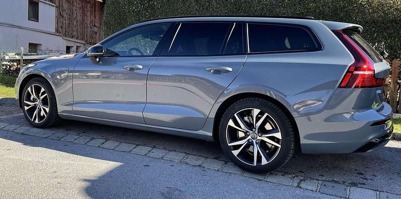 Gebraucht Volvo V60 Plus 253 PS (186 kW) 2022 Grau Kombi