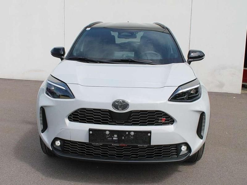 Neu Toyota Yaris Cross Sport 92 PS (67 kW) 2025 Grau SUV