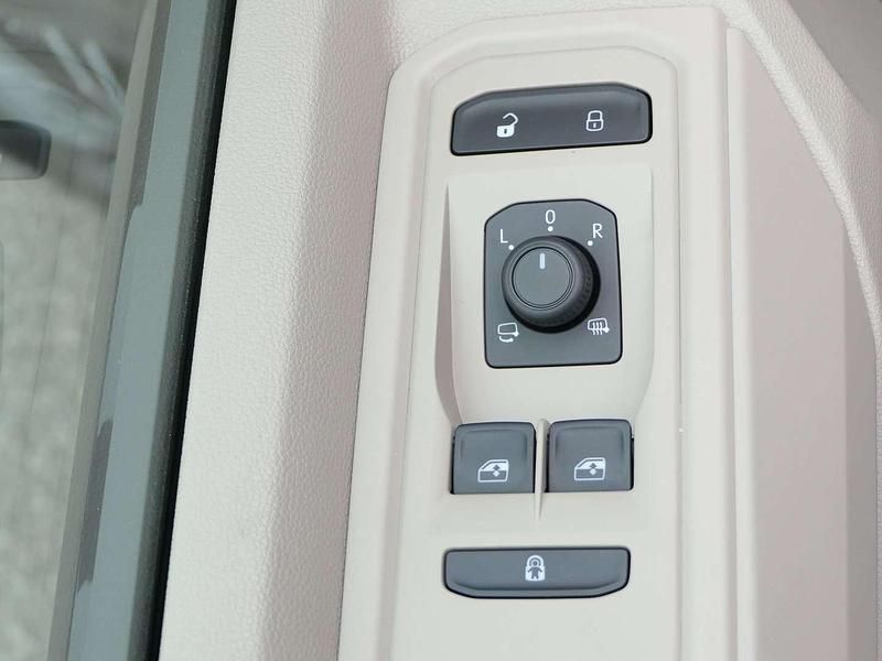 Neu VW Multivan Business 245 PS (180 kW) 2025 Schwarz  metallicperleffektno Van