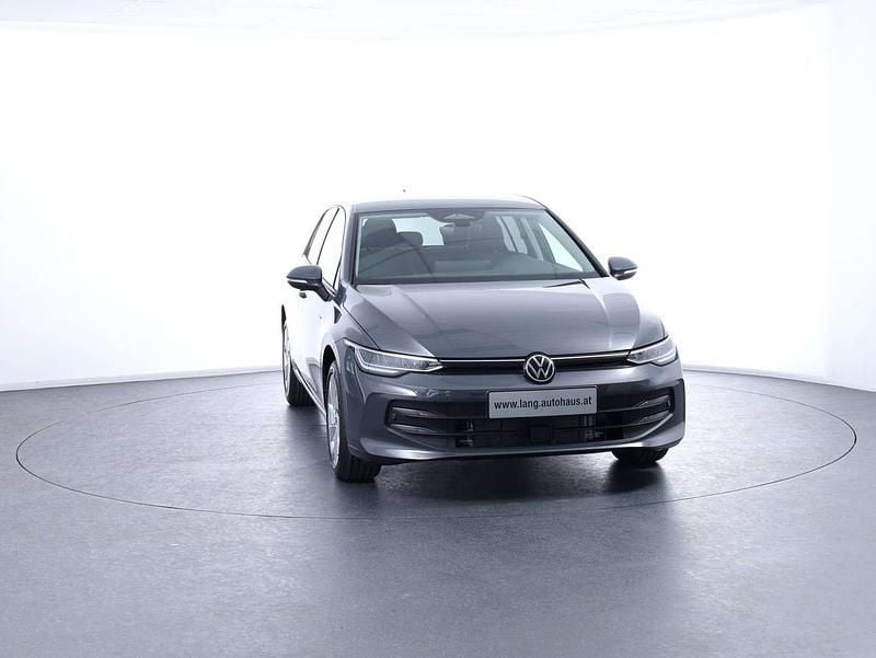 Neu VW Golf VIII 116 PS (85 kW) 2025 Grau Limousine