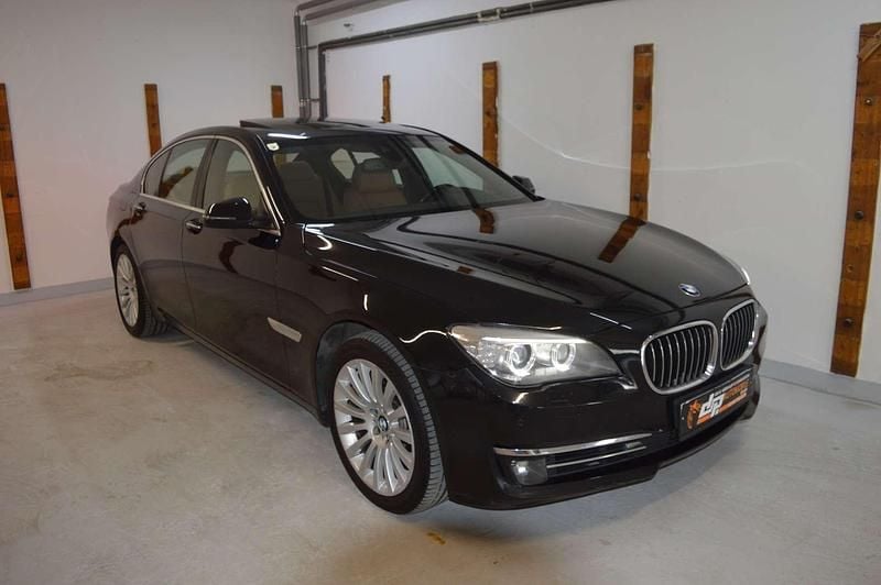 Schwarz Gebraucht 2012 BMW 740 Limousine | € 13.000 (Fairer Preis) - Bild 1/4