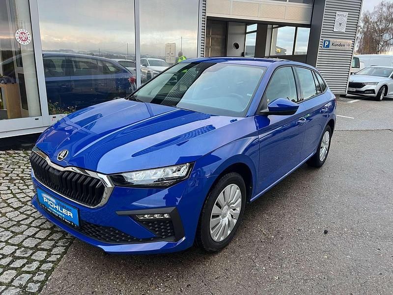 Mittelblau normal Gebraucht 2025 Skoda Scala Essence Kleinwagen | € 21.990 (Superpreis) - Bild 1/4