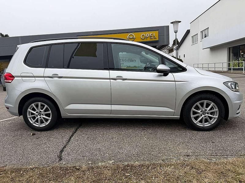 Gebraucht VW Touran 122 PS (89 kW) 2022 Silber Van / Kleinbus
