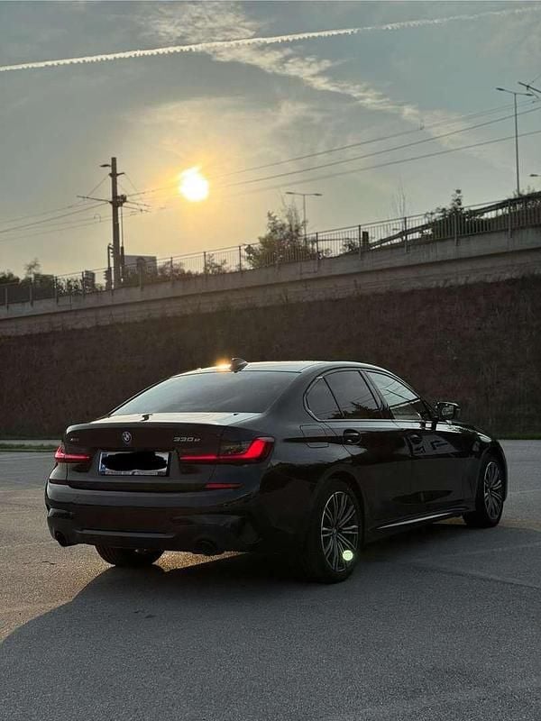 Schwarz Gebraucht 2021 BMW 330e M Sport Limousine | € 34.990 (Fairer Preis) - Bild 1/4