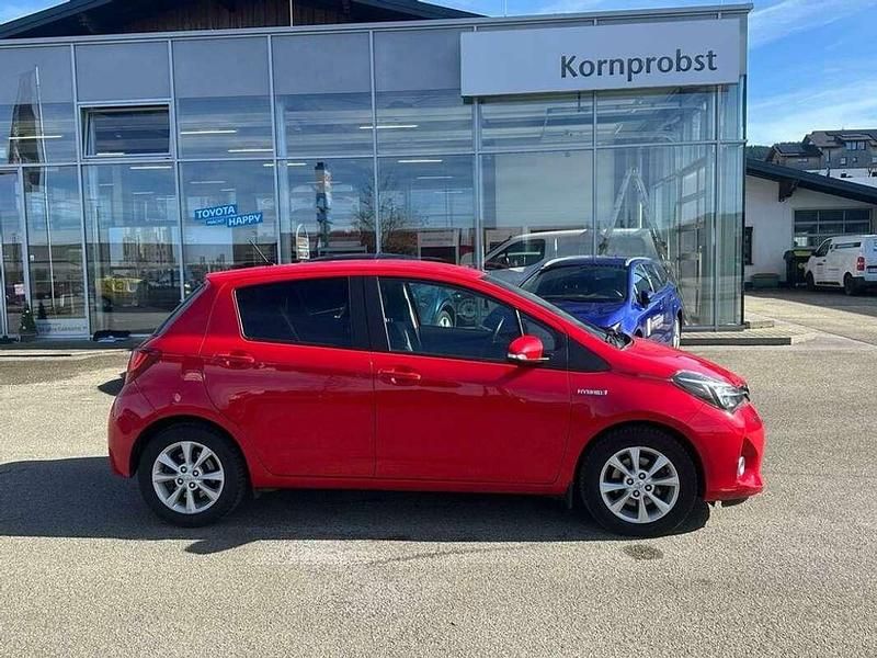 Gebraucht Toyota Yaris Active 101 PS (74 kW) 2016 Rot Limousine