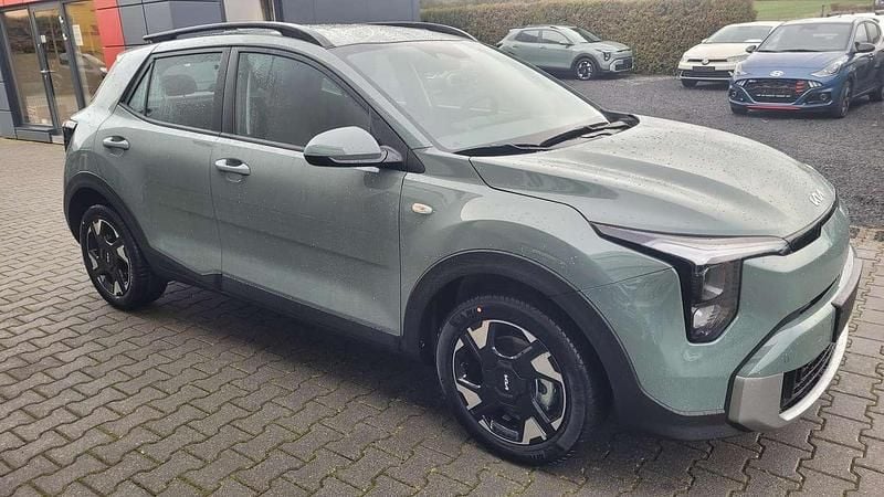 Neu Kia Stonic 101 PS (74 kW) 2025 Grün SUV