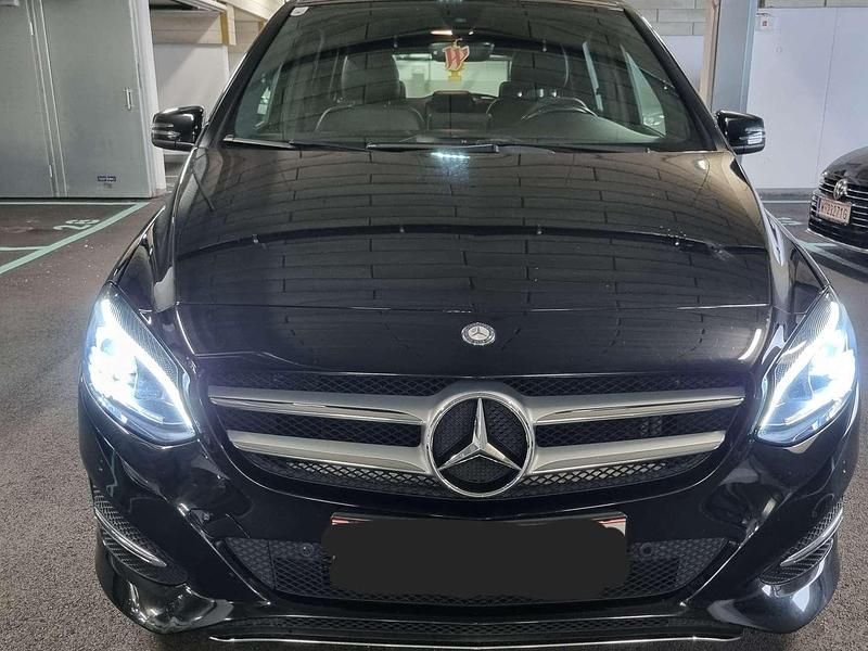 Schwarz Gebraucht 2015 Mercedes B200 Van / Kleinbus | € 13.990 (Teuer) - Bild 1/4