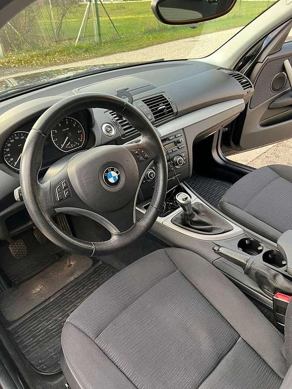 Schwarz Gebraucht 2010 BMW 116 Kleinwagen | € 3.500 (Fairer Preis) - Bild 1/4